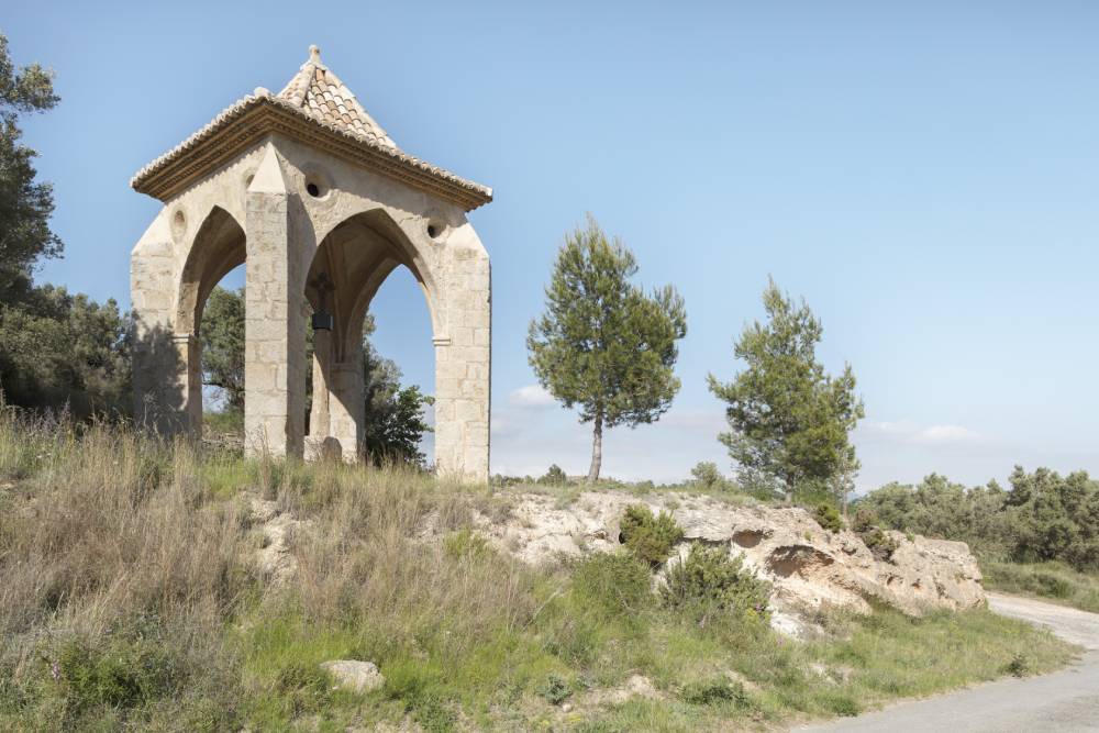 ArquitectosCTAC's tweet photo. #ARq_CS Las cruces cubiertas o de término fueron una tipología constructiva a caballo entre la escultura y la arquitectura. Fueron muy populares en tierras valencianas, se ubicaban a la entrada de los pueblos o santuarios, como esta en Jérica. [https://t.co/eXkT0oUohT] https://t.co/iGcPHzIit8