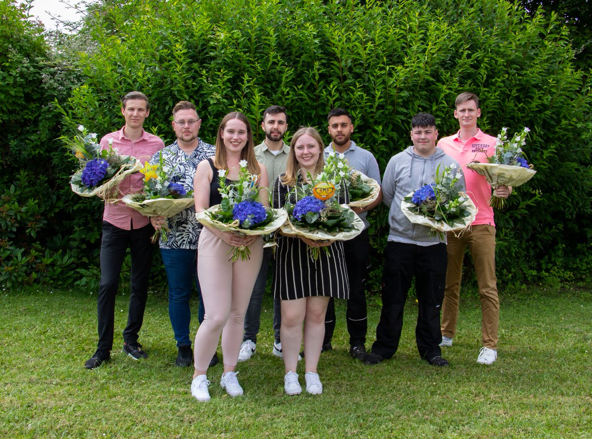 Acht Azubis durften Christine Graf und Stéphane Alary, Ausbildungsleitung der Industriekaufleute bei SpanSet GmbH &amp; Co. KG und SpanSet Axzion GmbH, zur bestandenen Abschlussprüfung gratulieren. 
Mehr unter bit.ly/3wa3ymkt