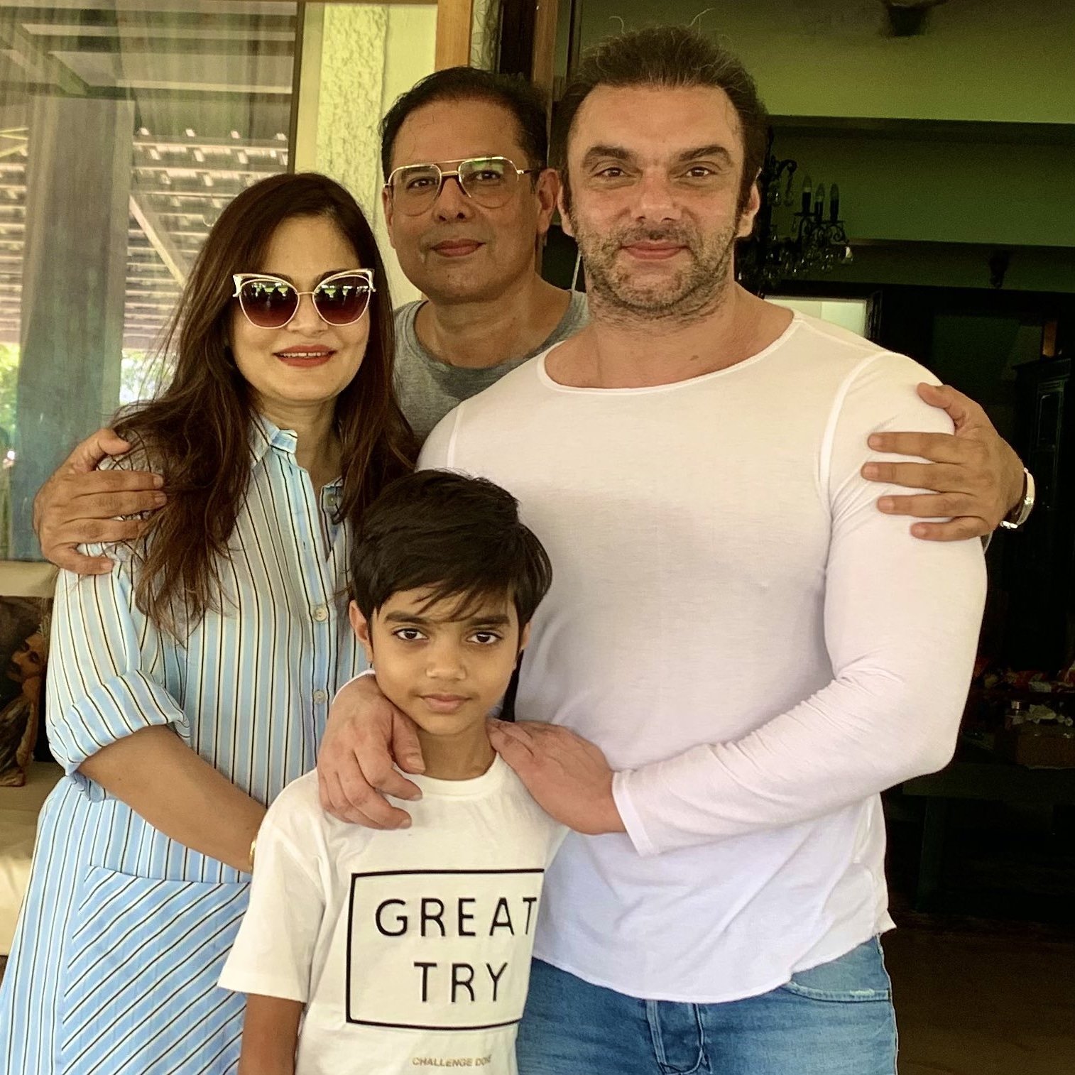 Alvira Khan on X: "❤️ @SohailKhan @atulreellife @BeingYohanKhan #SohailKhan  #photo #family #photography #AlviraKhan #YohanKhan #Repost  https://t.co/f6ZGNlRVH4" / X