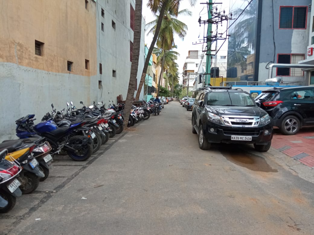 ritesh_codeseo's tweet image. Illegal parking/road encroachment @ 1c main, Jakkasandra ext, Koramangala 1st Blk near Murthy clinic. It&apos;s a daily nightmare for us, residents. Inspite of complaints there has been no resolution. Please look into it. @acpsetraffic @adugoditraffic1 @BlrCityPolice @kmangalaps