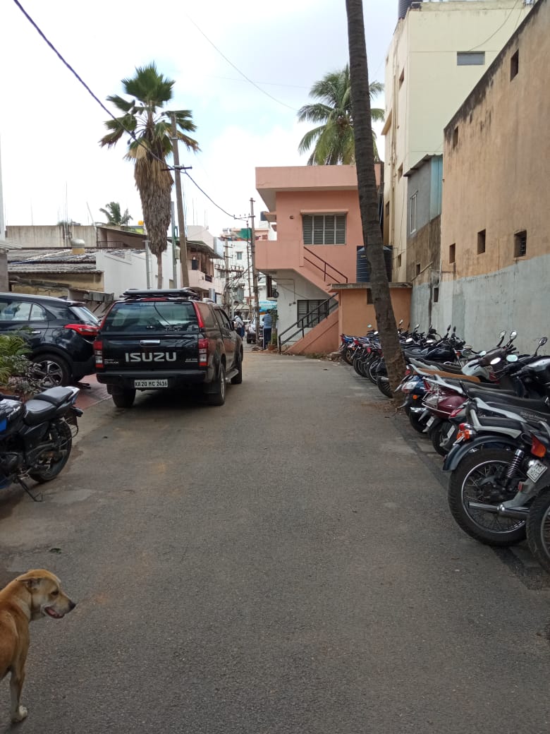 ritesh_codeseo's tweet image. Illegal parking/road encroachment @ 1c main, Jakkasandra ext, Koramangala 1st Blk near Murthy clinic. It&apos;s a daily nightmare for us, residents. Inspite of complaints there has been no resolution. Please look into it. @acpsetraffic @adugoditraffic1 @BlrCityPolice @kmangalaps