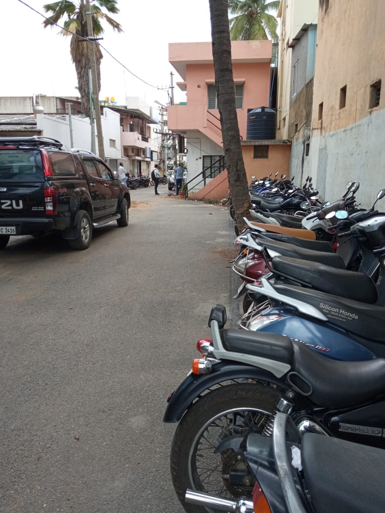 ritesh_codeseo's tweet image. Illegal parking/road encroachment @ 1c main, Jakkasandra ext, Koramangala 1st Blk near Murthy clinic. It&apos;s a daily nightmare for us, residents. Inspite of complaints there has been no resolution. Please look into it. @acpsetraffic @adugoditraffic1 @BlrCityPolice @kmangalaps