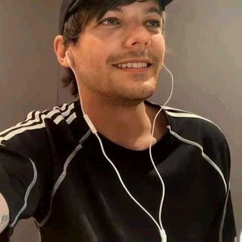 fitflouisst's tweet photo. @EURO2020 @vivo_europe Solo les vengo a recordar que Louis debe de estar muy feliz y orgulloso de todo el movimiento y la dedicación que le estamos metiendo a las votaciones el sabe que tiene el mejor fandom del mundo ,y lxs ama demaciado y nada nenxs voten voten quiero ver a mi nene aún más feliz 💓 https://t.co/LXYeeVvfjo
