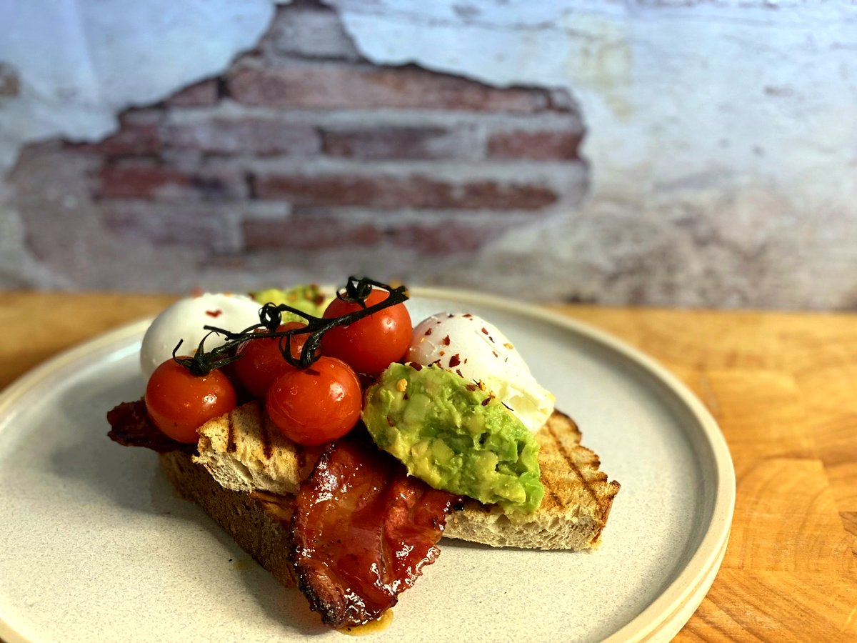 On campus this week.... breakfast is now being served in the Arlott Brassiere between 08.00 and 11.00. Come and try our smashed avocado on sourdough toast with maple glazed streaky bacon or scorched artichoke.

#universityofsouthampton #uos #campuskitchen