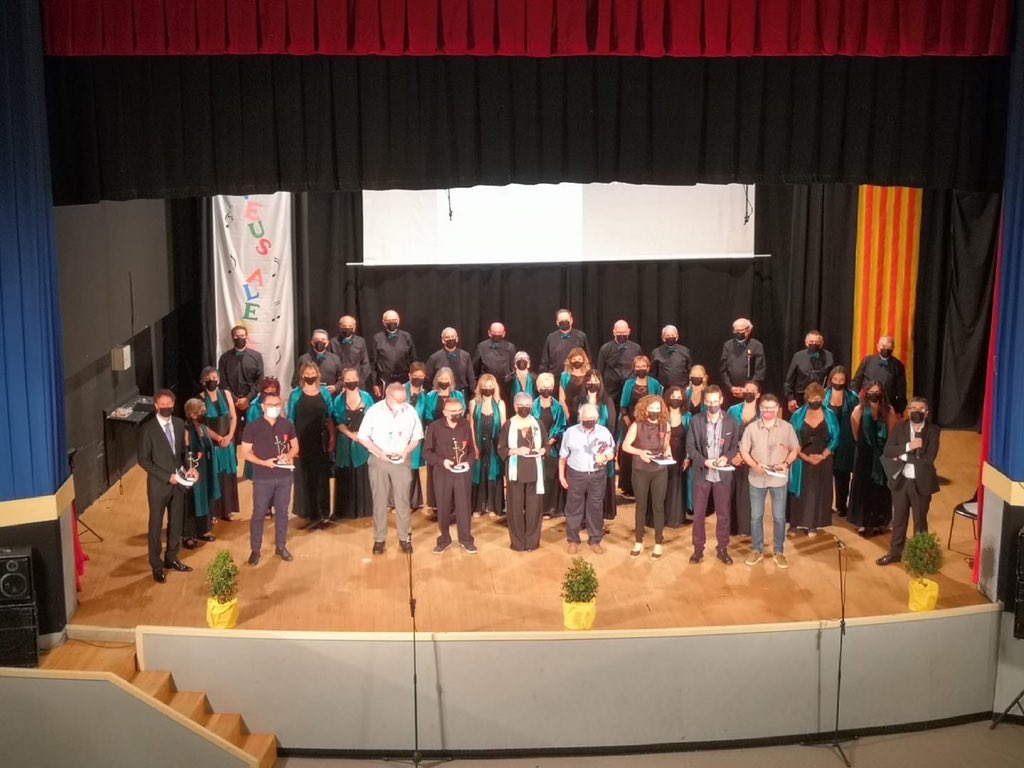 Ahir va ser un dia molt especial per tots els cantaires, excantaires, presidents i directors que han format part de la coral.

Moltes gràcies a tothom qui ha fet possible aquests 75 anys!

Per molts anys més i a seguir cantant 🎶

#veusalegres75anys #santhilarisacalm