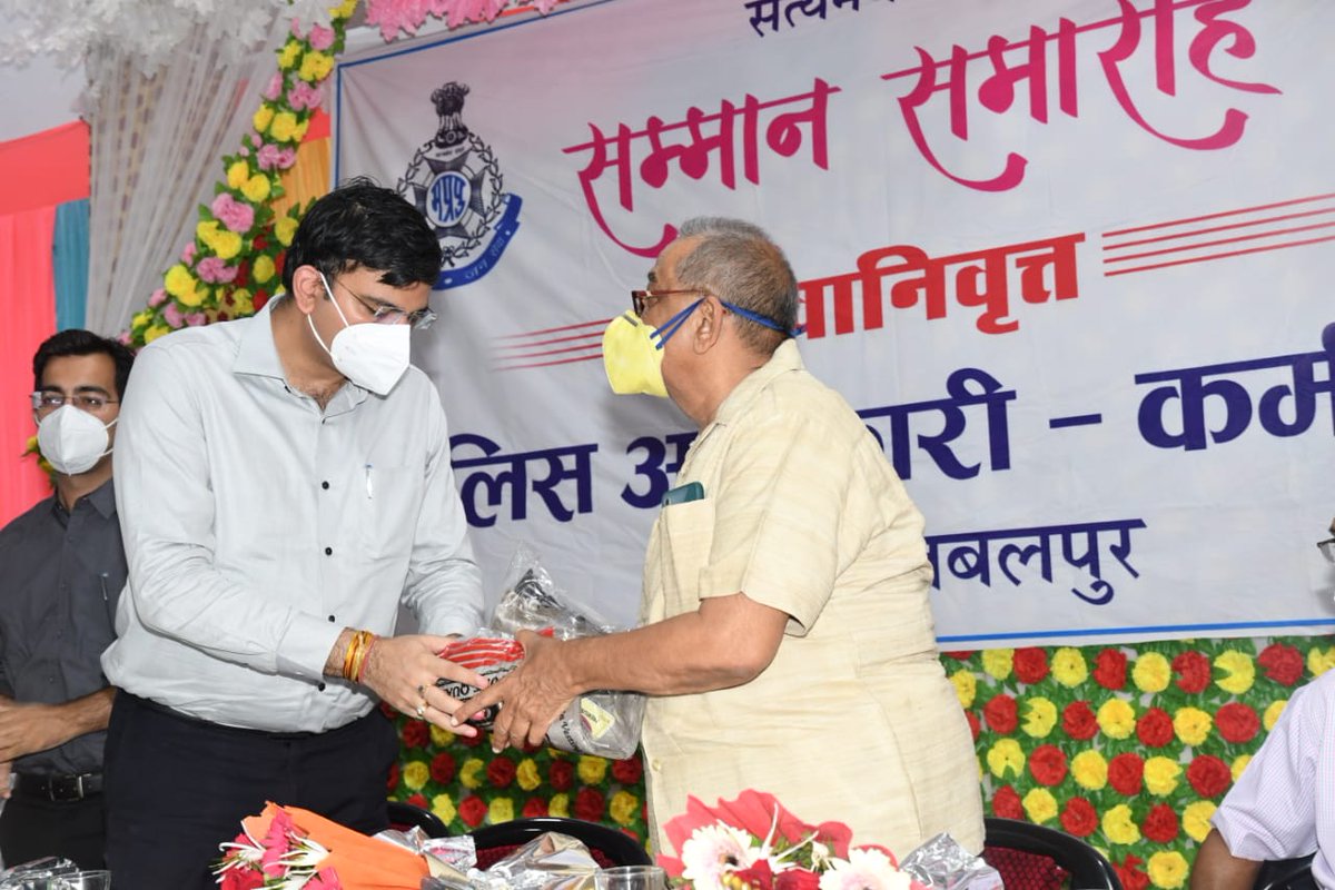 SPJabalpur's tweet photo. अधारताल व पनागर में निवासरत सेवा निवृत्त अधिकारी/कर्मचारियों का #पुलिस_अधीक्षक_जबलपुर_सिद्धार्थ_बहुगुणा ने शाल एवं श्रीफल भेंट कर किया सम्मान एवं कहा आप हमारे ब्राण्ड एम्बेस्डर हैं,आपके अनुभव और सम्पर्क हमारी अनमोल धरोहर है,हम मिलकर इसका बेहतर उपयोग करेंगे
@DGP_MP 
@JansamparkMP https://t.co/8o4jD7bb62