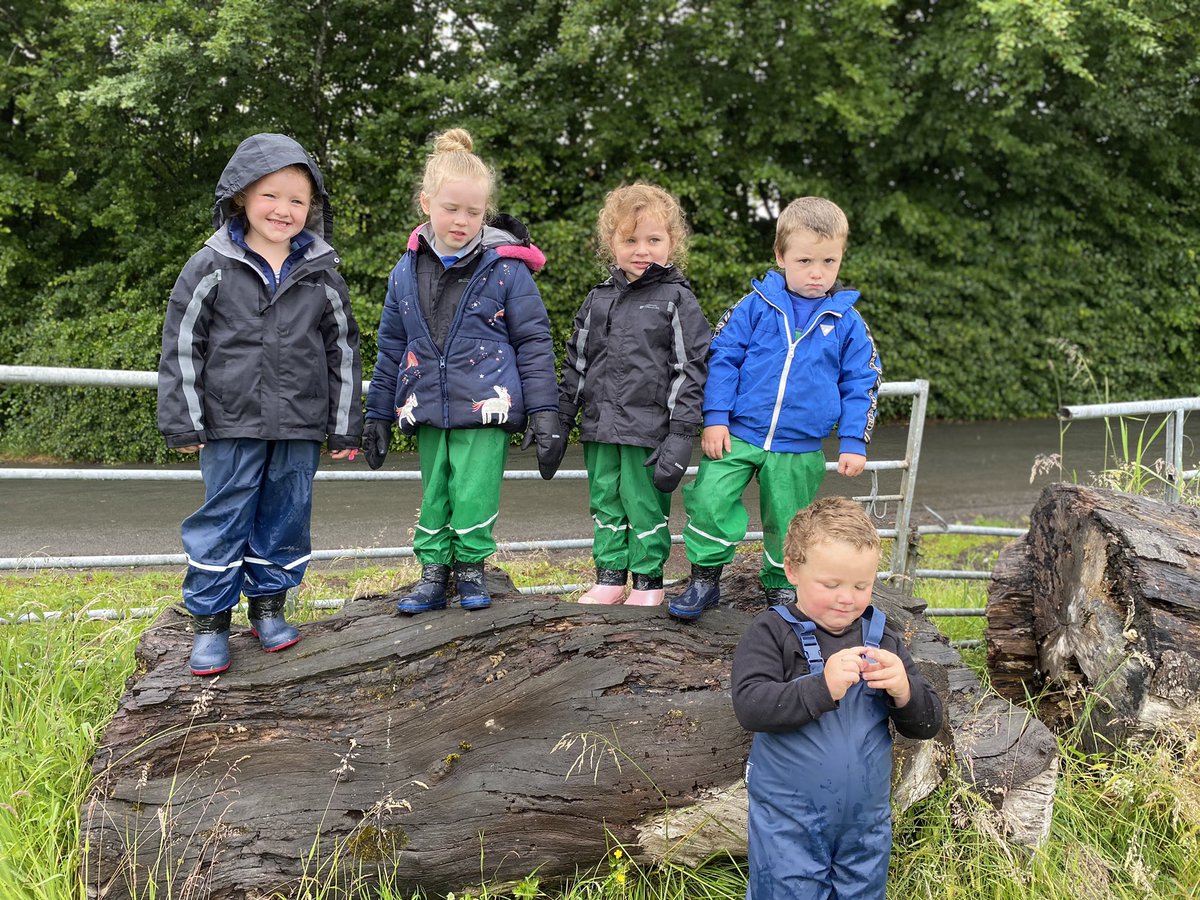 bridgendprimary's tweet image. Monday morning adventure…🍃💦🌍 #nosuchthingasbadweather #localenvironment