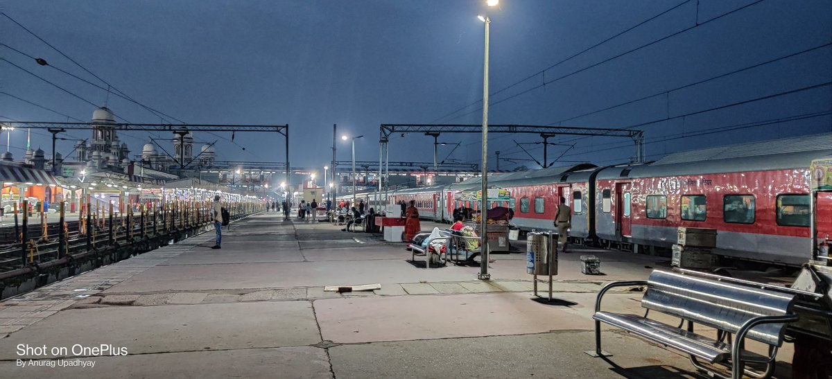 Anshu2105's tweet photo. @PiyushGoyal @rajnathsingh @drmlko25 The platform can't even accomodate a 22 coacher train..half of the platform dosent have shed also.Are these the qualities of world  class stations?n dis is not first time..I've complained abt dis an year back also but no actn ws takem https://t.co/PJOjNciBqW
