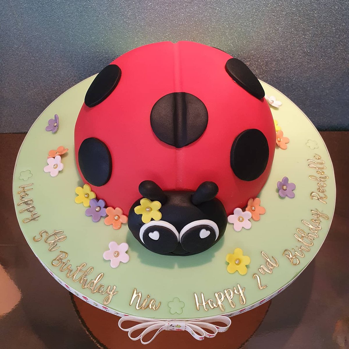 A little Love Ladybird cake ❤🐞🎂

#AuntieCakeBakes #ladybirdcake #lovebugcake #birthdaycake #noveltycake #essexbaker #eastlondonbaker