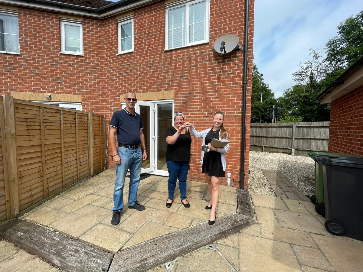 Belvoir_Tadley's tweet photo. Our Lettings Co-ordinator Barbora Mala Handing over the keys to happy tenants for a property rental in Kestrels Mead #Tadley.
https://t.co/xIzO3VjwFV

#lettings #propertymanagement #propertylet #lettingstadley https://t.co/BsVPq6h7bc