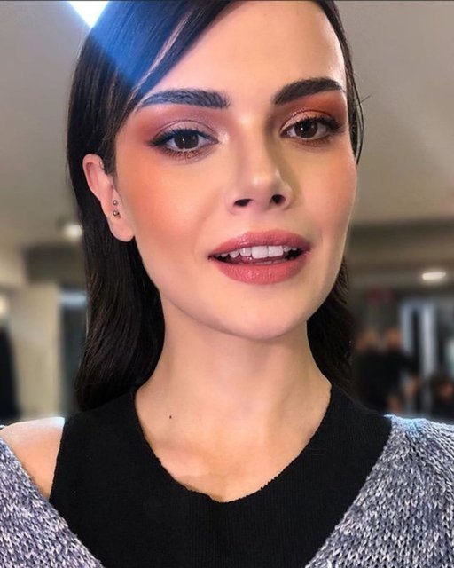dizianaIiz's tweet photo. Annelerini arayan iki kız kardeşin etkileyici hikâyesinin ekrana taşınacağı #ElbetBirGün dizisinde #SinemÜnsal'ın Mevsim karakteri için imza aşamasında olduğu, güzel oyuncunun ablası için başarılı oyuncu #ŞebnemBozoklu'yla görüşülüyor. https://t.co/z0VRZijOrC