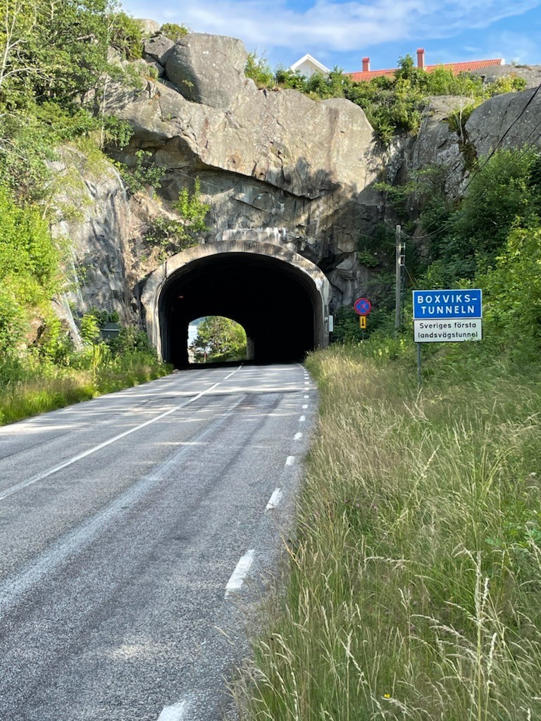 NiklasKrantz5's tweet photo. Boxvikstunneln på Orust invigdes 1958.
Äldre än så är inte "Sveriges första landsvägstunnel".
#Orust #Bohuslän https://t.co/o6vsYiwLQX
