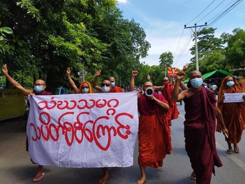 IrrawaddyNews's tweet photo. Buddhist monks from #Mandalay showed their solidarity against the military junta on Monday. (Photo: CJ) 

#WhatsHappeningInMyanmar https://t.co/jPiS5sS0kG