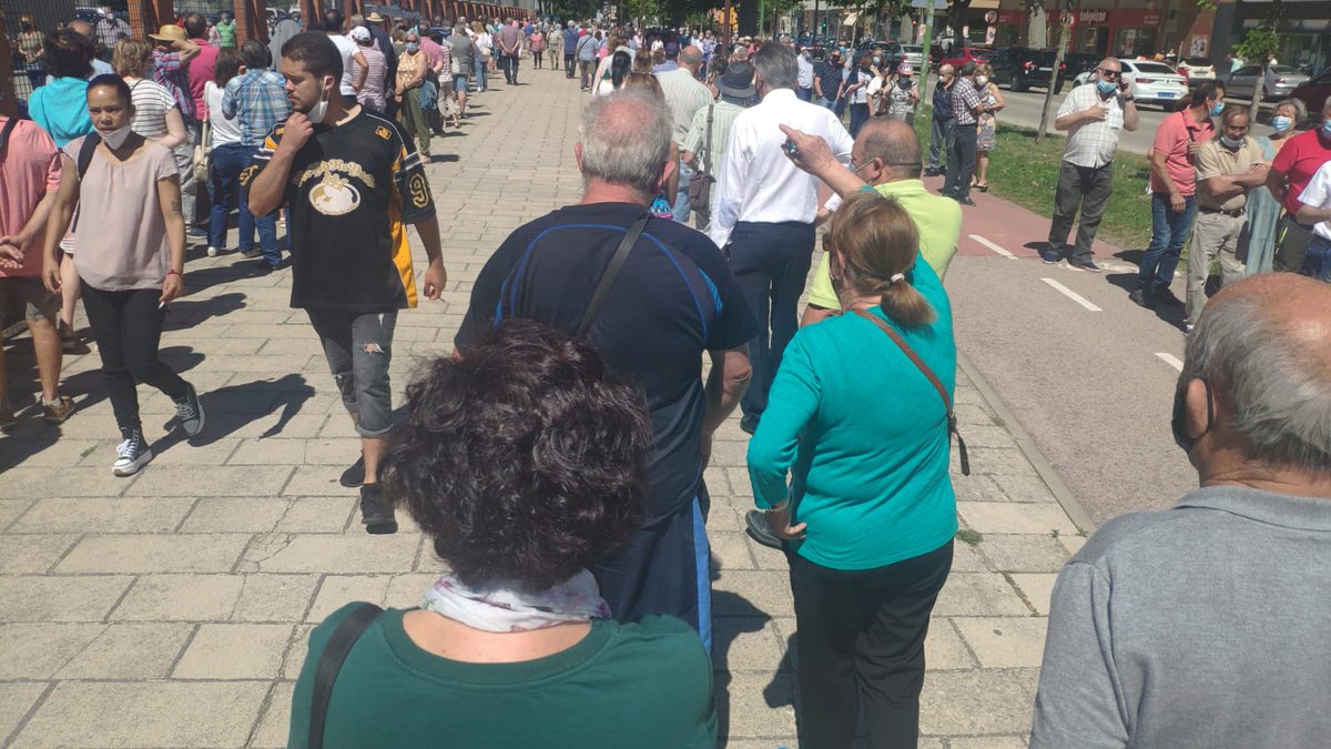 ¿De verdad esta es la organización de la #VacunaCOVID19  en #Burgos? <a href="/sacyl/">Sacyl</a>  Sr <a href="/FranciscoIgea/">Francisco Igea Arisqueta</a> algo está fallando