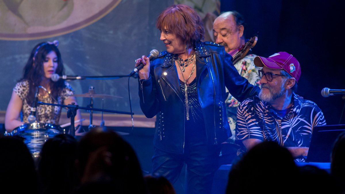 ERTflixOfficial's tweet photo. #OhMammyBlue 🎸 Η Λάουρα παραδίδει μαθήματα ροκ...στο #ertflix!⚡️⚡️
https://t.co/ACV2GLA4WY https://t.co/xCHtrlm7lK