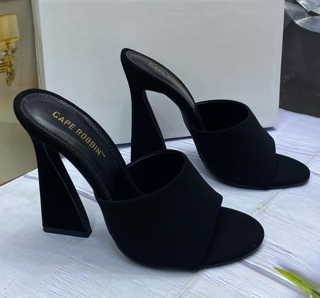 Iamsegunoye's tweet photo. Best Mules back in stock

37-42

13,000 https://t.co/0Fw8B7qAzn