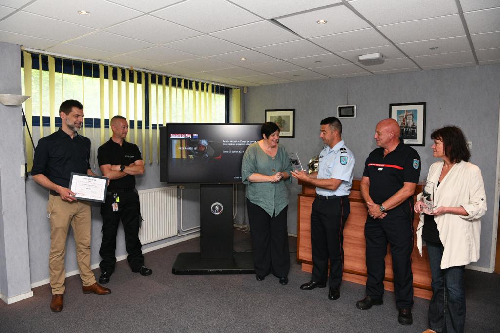 pompiers78's tweet photo. [#RisqueRoutier] les @pompiers78 🚒 reçoivent ce jour de @GMF_assurances ❤️et @SoldatsdufeuMag 🔥le prix #coupdepouce du #PrixRoute18 👍 3000€ pour leur développement du #SAPI un système destiné à protéger le personnel du #sdis78 sur intervention https://t.co/yFYC0cnM5V https://t.co/0VSbtjgWgT