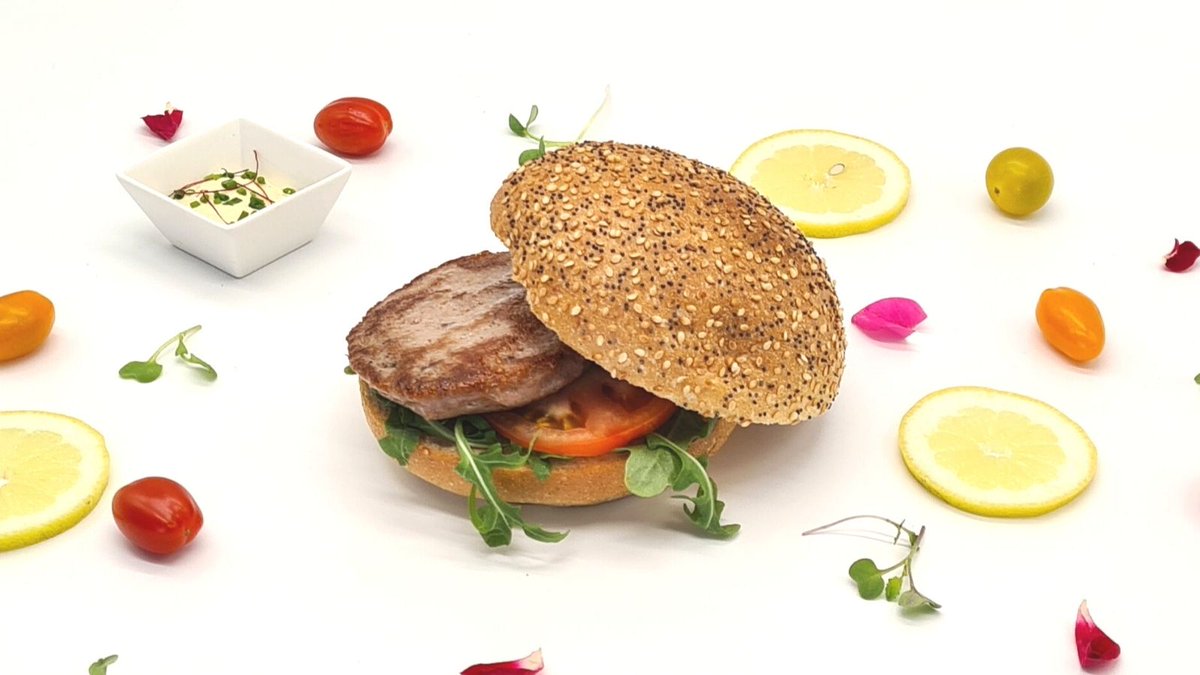 Scanfisk's tweet photo. Cada vez más restauradores buscan alternativas a los cárnicos para sus menús de verano. Descubre la hamburguesa de atún salvaje que comercializamos, de la marca ATUNLO, y sorprende a tus clientes con una hamburguesa original y deliciosa. 

#hamburguesadeatún #pescado https://t.co/rSQQmCv9Dc
