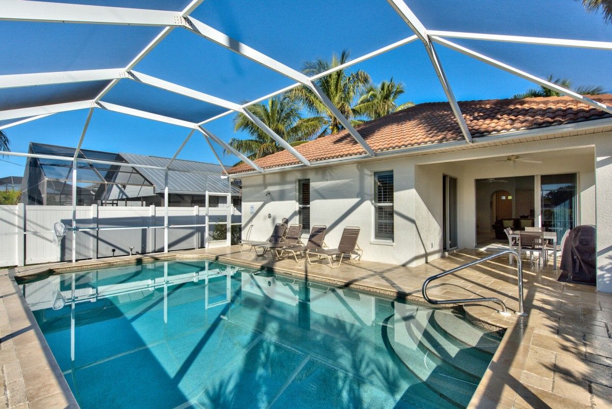 NaplesVacation's tweet photo. Get your beach on! This tasteful 3 bedroom + den, 2 bathroom vacation rental is as close as you can get to the beach in Naples with no minimum stay requirement. Sleep up to 8 guests and enjoy only a 10-minute walk to Vanderbilt Beach. https://t.co/eM1ggqanwh https://t.co/PQ3Niuj7cf