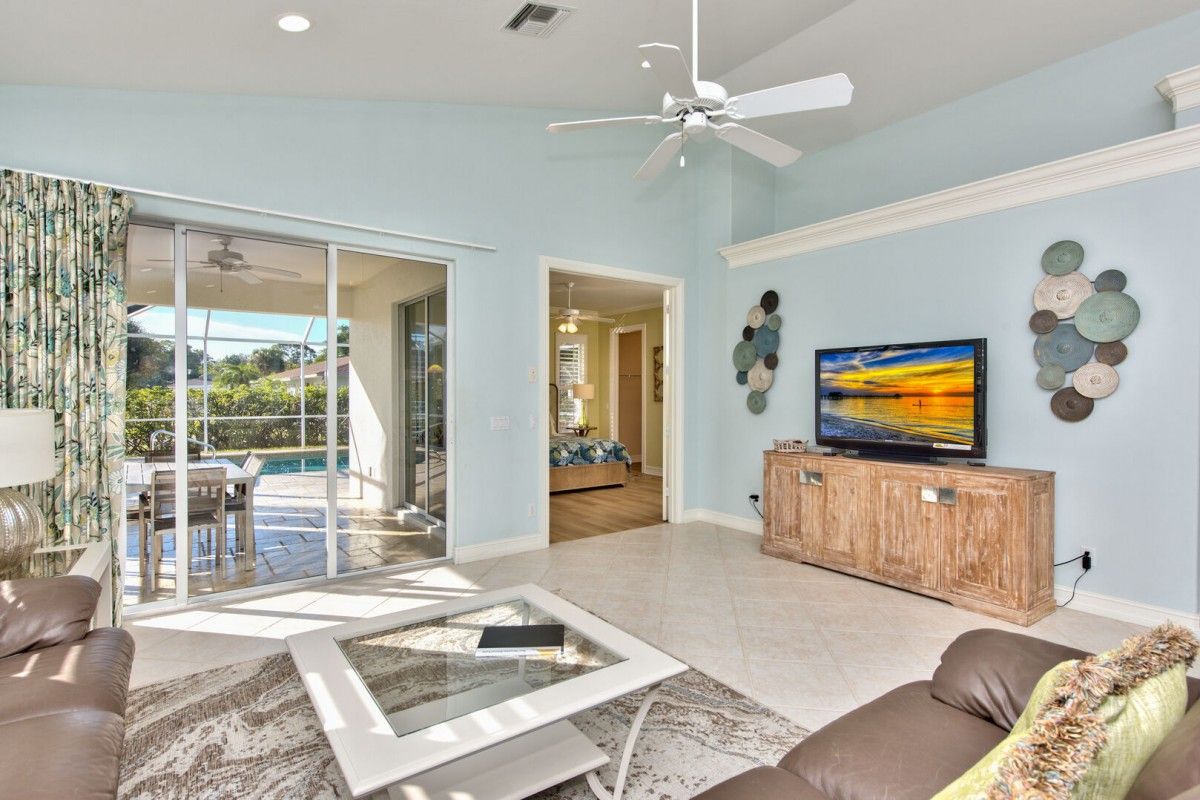 NaplesVacation's tweet photo. Get your beach on! This tasteful 3 bedroom + den, 2 bathroom vacation rental is as close as you can get to the beach in Naples with no minimum stay requirement. Sleep up to 8 guests and enjoy only a 10-minute walk to Vanderbilt Beach. https://t.co/eM1ggqanwh https://t.co/PQ3Niuj7cf