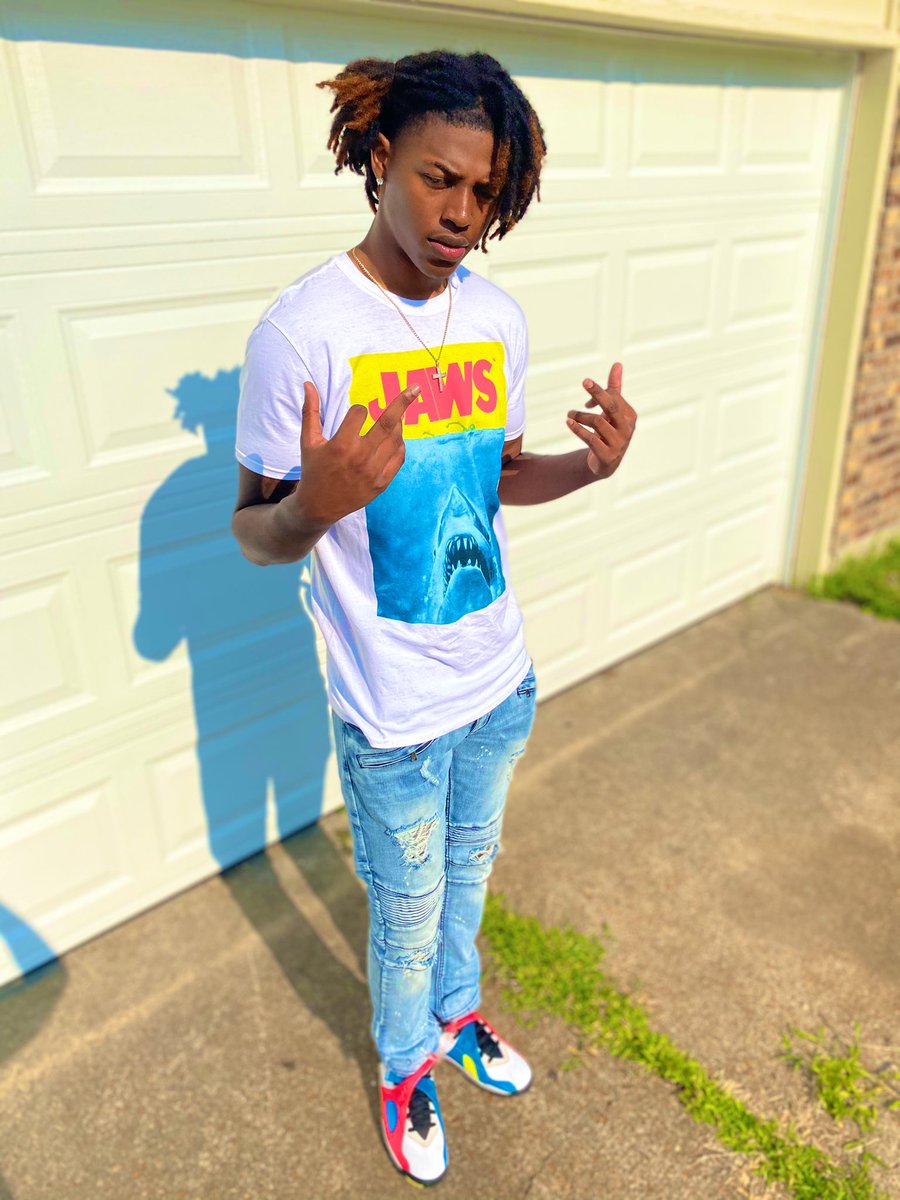 LowKeyCashOut_'s tweet image. I pop my shit like every time cause ik they watching me💧🦈