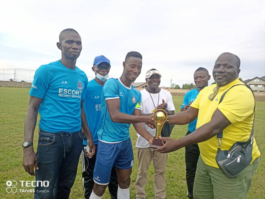Captain Fantastic <a href="/Paawillie30/">Papa Willie</a>   (William Afoakwa) received the player of the match award from our game against Odupong Unistar as well as picked up the player of the month of June award.
Congratulations Champ💪

#TeamPolice 💙
#WeArePolice👮
#PNFC
#BringBackTheLove