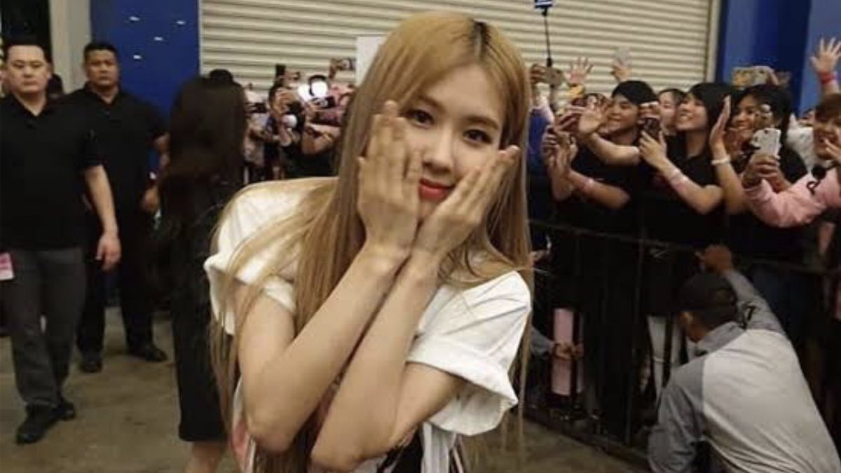 rosefeeds's tweet photo. ROSÉ YOU ARE LOVED https://t.co/wKjJi0KW6j