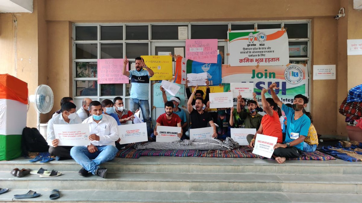 KangraNsui's tweet photo. #hungerstrikeday7
छात्रों की मांगों को लेकर जिला काँगड़ा में nsui धर्मशाला डीसी कार्यालय के ब��हर भूख हड़ताल में धर्मशाला के पूर्व मेयर दिवेन्दर जग्गी जी भी शामिल हुए व छात्रों का मनोबल भड़ाया।
छात्रों का संघर्ष जारी रहेगा
जय nsui🇮🇳
#promotehpustudents https://t.co/ivV0dQI1Kz