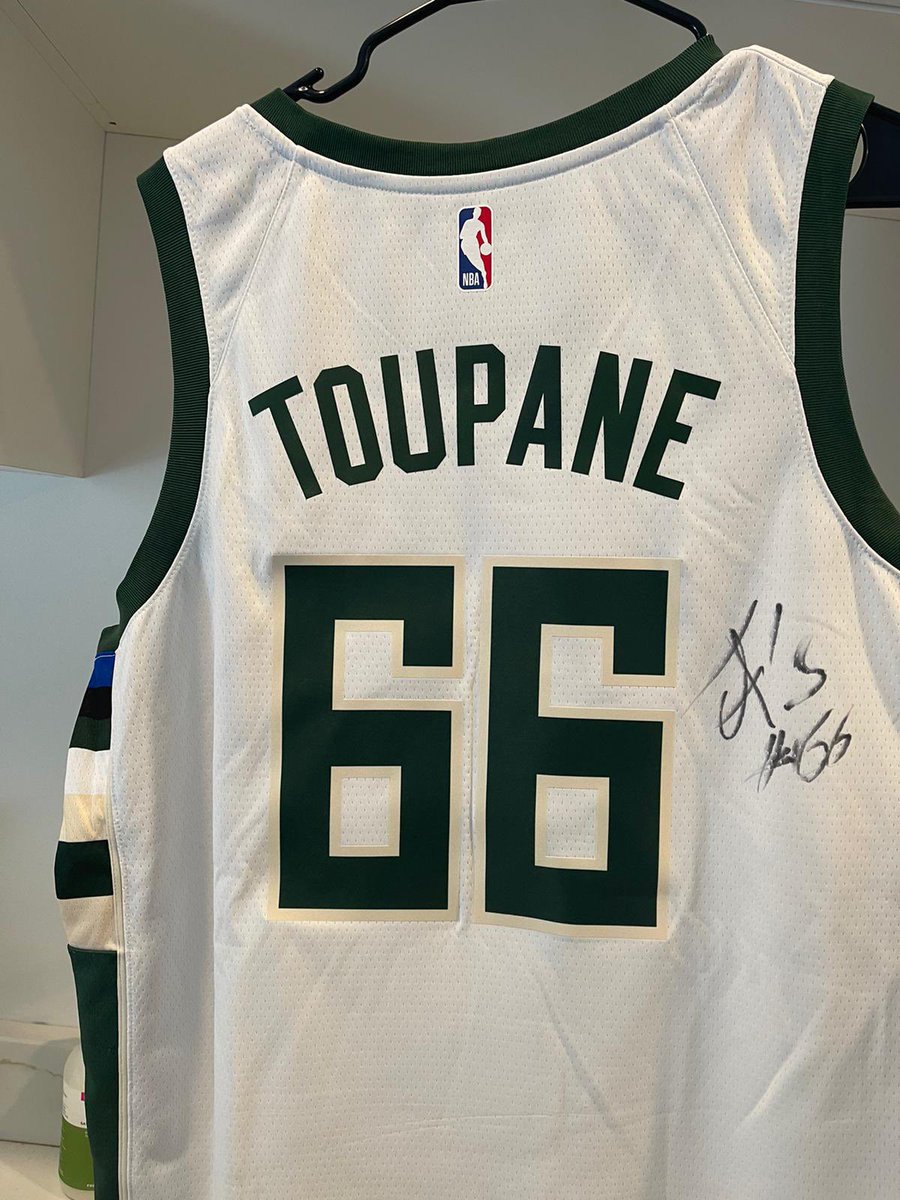 ParlonsNBA's tweet photo. 🎁 Concours !

Tente de remporter le maillot dédicacé d’Axel Toupane des Milwaukee Bucks. 

Pour participer RT + Follow @toups_33 et @parlonsNBA

#FearTheDeer https://t.co/fJfzt57NzH
