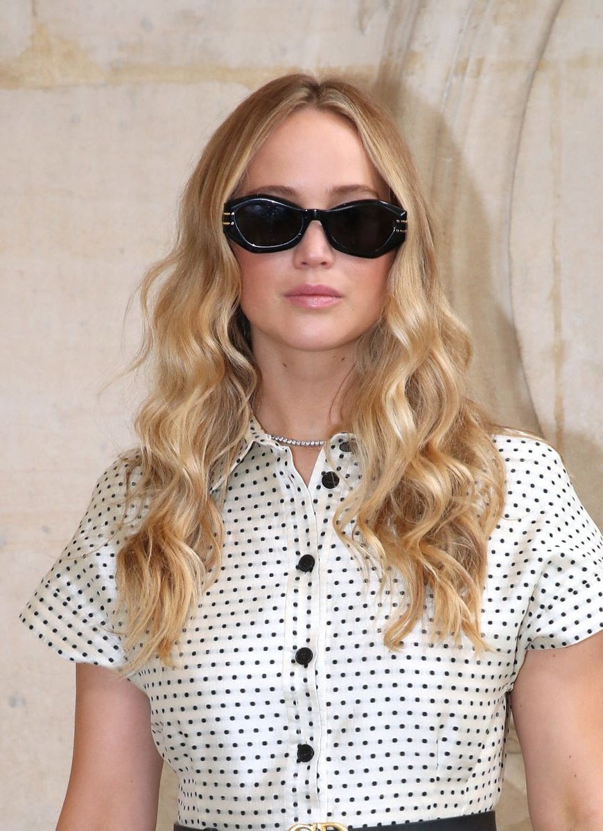 JLawrenceBrsite's tweet image. Jennifer Lawrence hoje (05) no desfile da Dior em Paris.