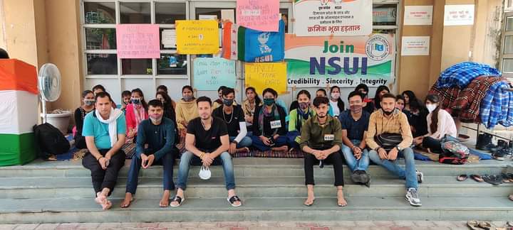 suhanaminhas's tweet photo. #hungerstrikeday7
मांगे तो पूरी करनी होंगी, नहीं तो करनी भरनी होगी।।
#promotehpustudents
#onlineexamhptu_hptsb https://t.co/arDCHXmZWO