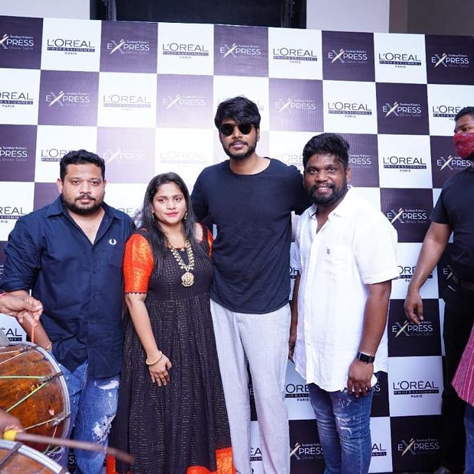 sundeepkishan7's tweet photo. 𝐄𝐱𝐩𝐫𝐞𝐬𝐬 𝐔𝐧𝐢𝐬𝐞𝐱 𝐒𝐚𝐥𝐨𝐧 ✂️
in Vijayawada Today!✨
Here are some Exclusive Images from the launch! 👉🏻
#ExpressSalon #SundeepKishan
@sundeepkishan @sivacherry9 @express_salons @TalkiesV @AnithaPasupule9 https://t.co/zUtFMklwFM
