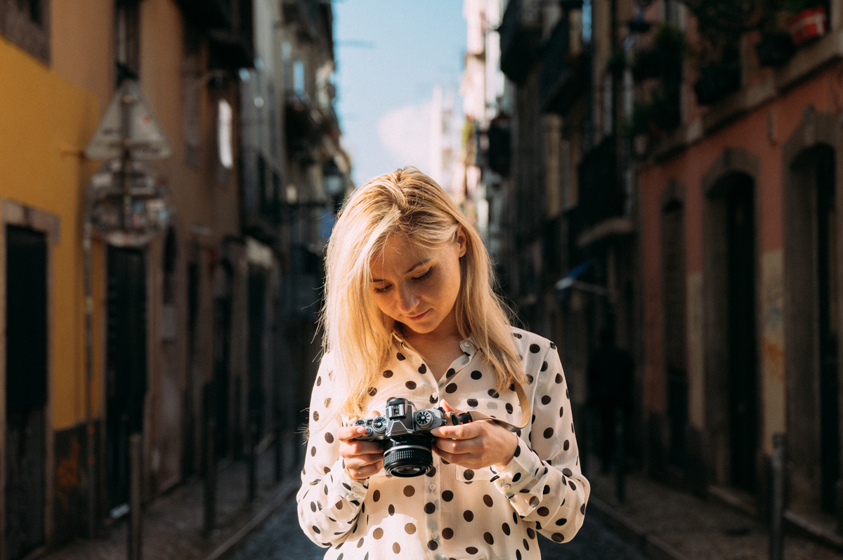 nikonturkiye's tweet photo. Yeni #Nikon Z fc'nin her yönden sağlam olan gövdesi, aynı zamanda hafif ve taşıması kolaydır. Onu Nikkor Z 28 f/2.8 ile omzunuza asın ve yoldan geçenlerin hayran bakışlarına hazır olun. #Nikon #NikonZfc #NikkorZ #CaptureTomorrow https://t.co/ZDzeuk1fKQ