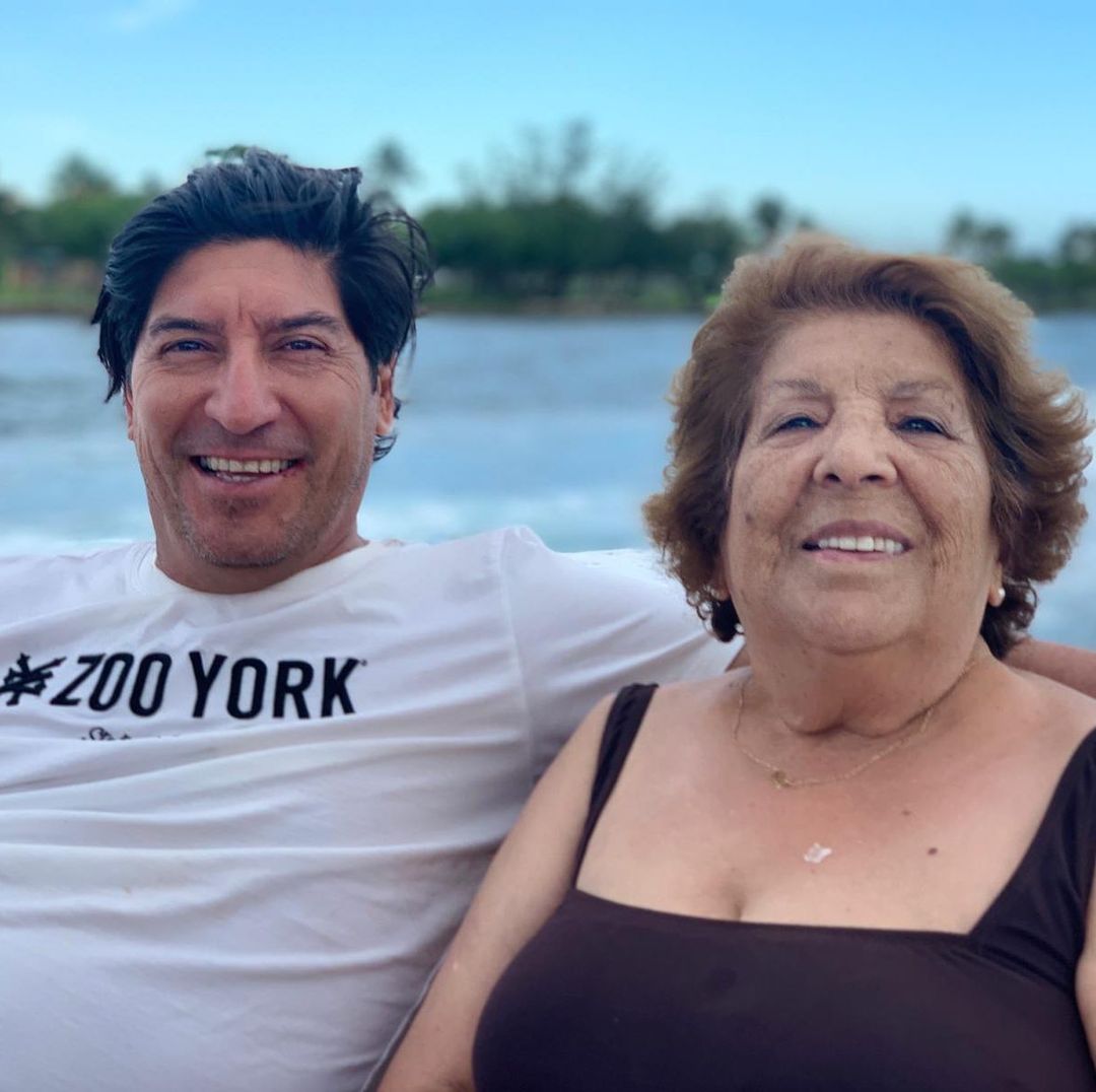 ladobfamosos's tweet photo. La leyenda del fútbol chileno #IvanZamorano tiene las anécdotas más conmovedoras con su mamá Alicia. Escúchalas en #LadoB ¿A quién le vas en la #CopaAmerica y en la #Eurocopa?  #TDN #futbol #soccer #socceraddict #Univision #PodcastU https://t.co/kwnM9J53JT