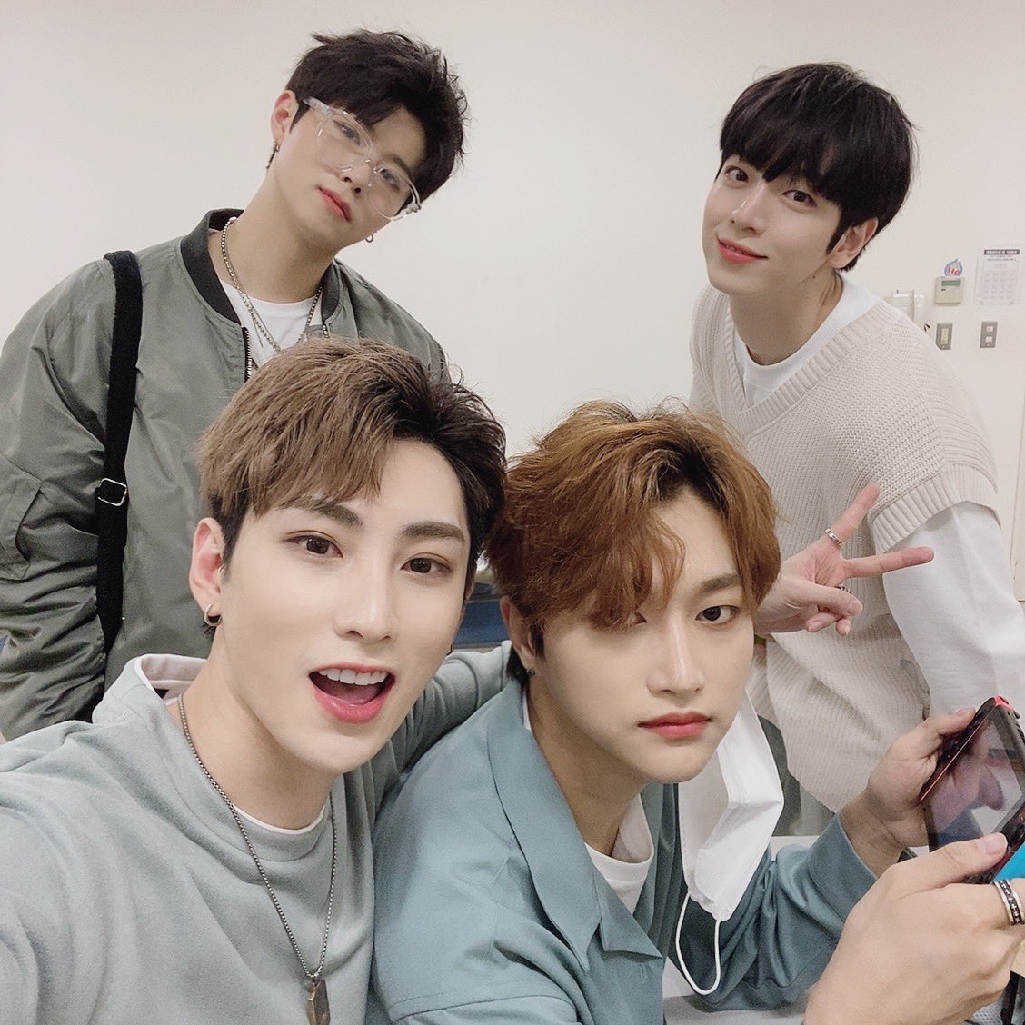 Official_SKYE_'s tweet photo. [#아이젝]

형 생일추카해유 ㅋㅋㅋ 항상 젝랑해요 ㅋㅋㅋㅋ ❤️❤️❤️

#인투잇 #IN2IT #ISAAC #해피_연태_데이 #HappyYeontaeDay https://t.co/d6qT72aGi9