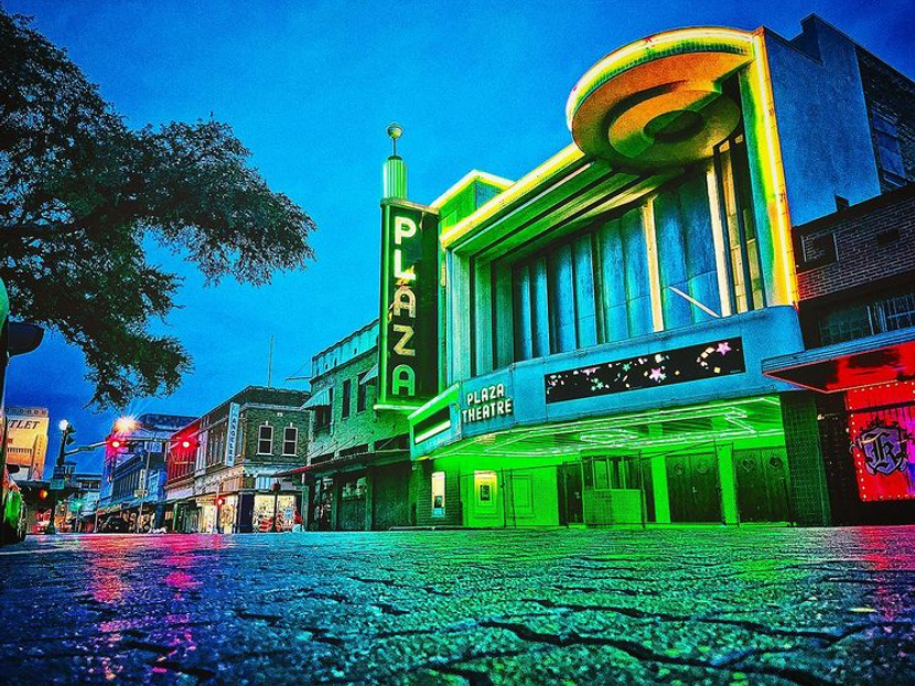 VisitLaredoTx's tweet photo. There's something magical about Downtown Laredo. ✨
Plan a trip to discover it for yourself.
.
.
📸: @vanoyediaz
#HolaLaredo #TexasToDo #DreamTexas #DreamLaredo #VisitLaredo #LaredoTexas #LaredoTX #LaredoLocal #Bordertown https://t.co/AjUIjEZSCy
