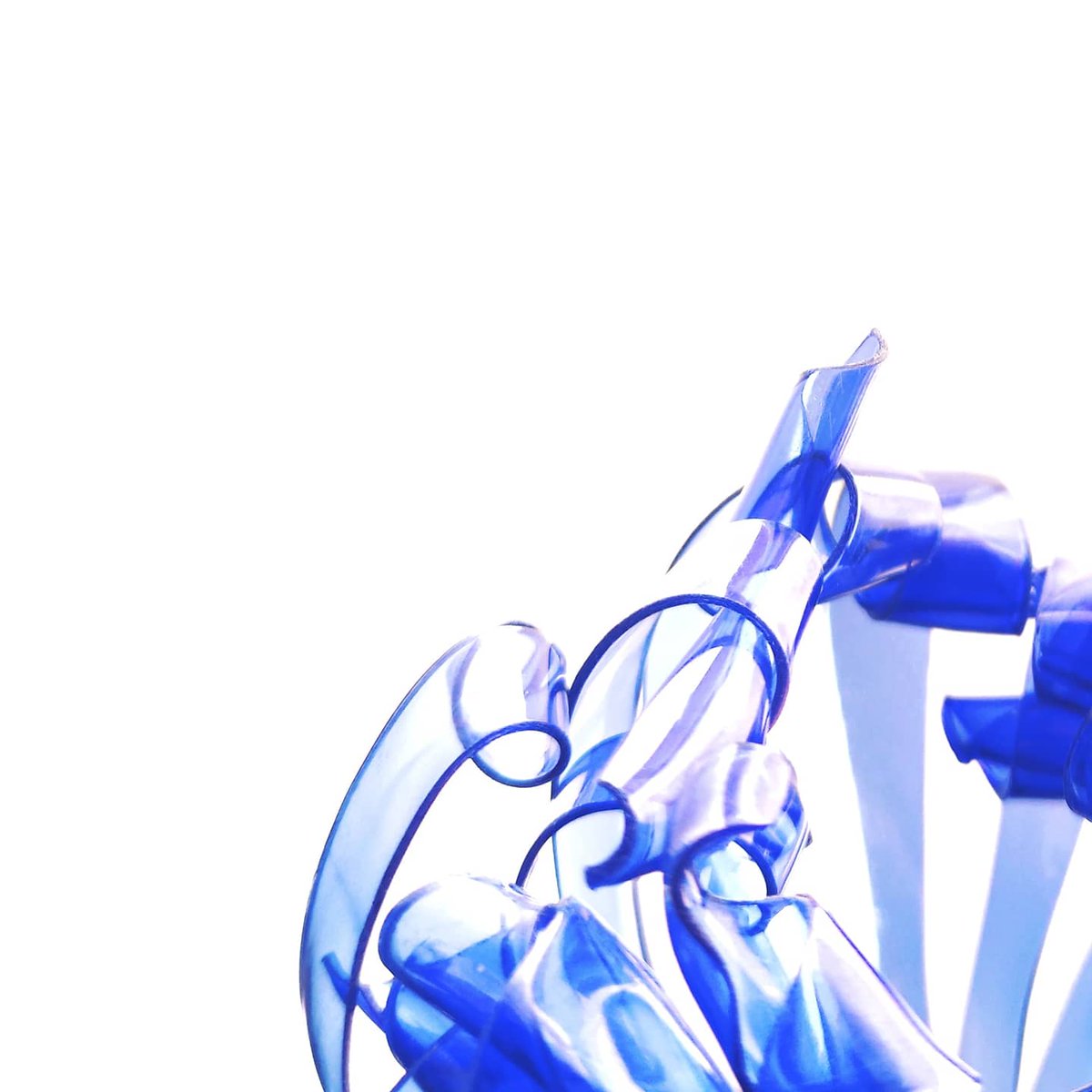 welsoii's tweet photo. I decided to make something I had seen on the internet and the result is satisfactory, a blue flower made from a plastic bottle.

#Recycle #Bottle #Bottlecraft #Bluebottle #Blue https://t.co/vRB9aBwIdn