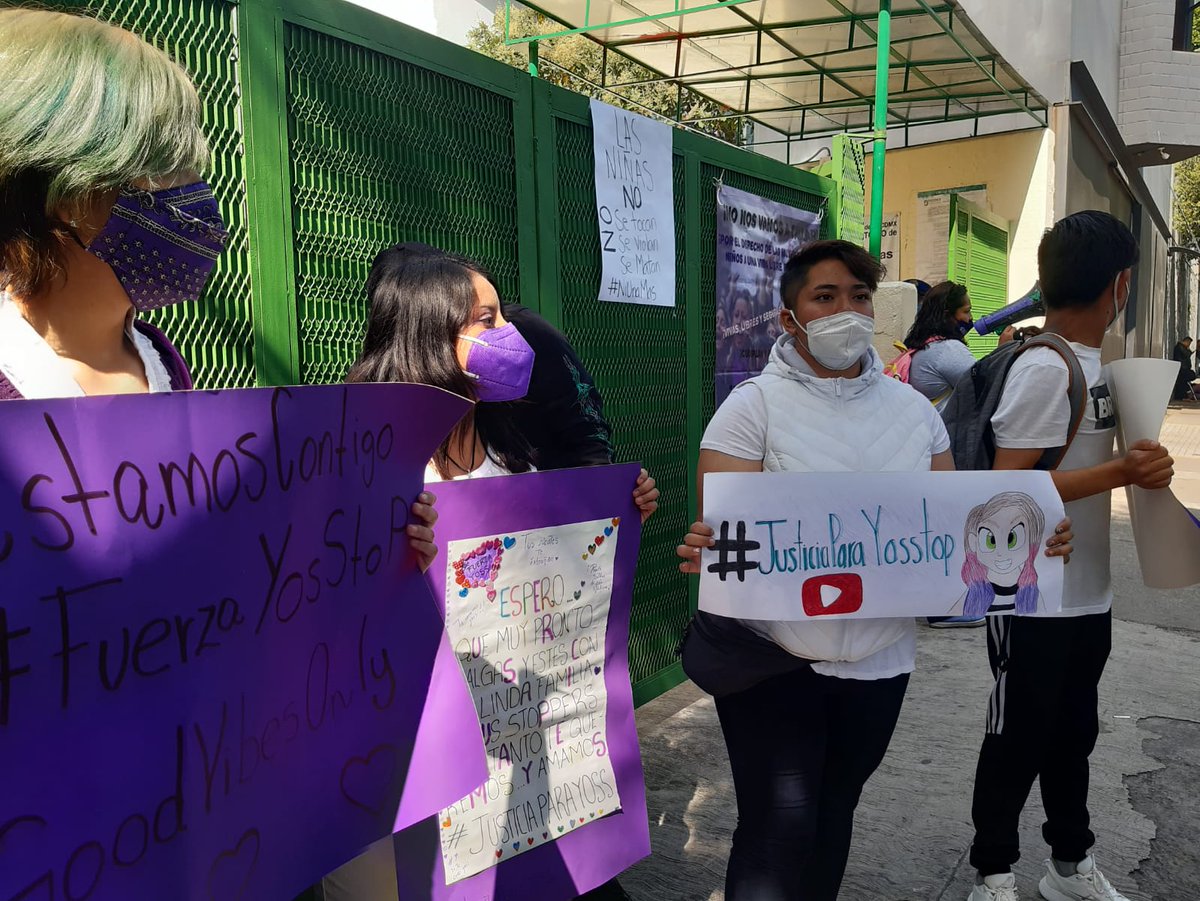 elsolde_mexico's tweet photo. 🚨 #AlMomento | Simpatizantes de la youtuber @YosStoP se manifiestan a las afueras del @PJCDMX 

📸 #Fotos: @GaleanaDanielo 

https://t.co/hsBh6mTn9E https://t.co/amlA6beF67