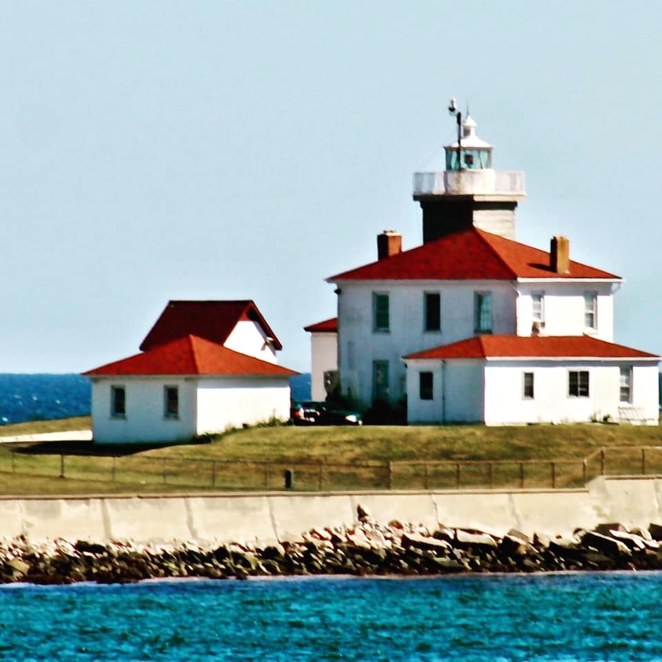 Nothing compares to an afternoon in Rhode Island. What better way to wrap up your beautiful day than to heading to Mews?🌊#MewsTavern #YourMewsMeal

Beautiful photo by, Dean!