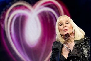 JoseCarlosRguez's tweet photo. Raffaella Carrà ha muerto. La reina de la televisión italiana, showgirl, cantante, bailarina, actriz, directora y conductora de televisión y radio ha fallecido a los 78 años, el lunes #5julio 2021. Queridisima en #Italia y también en #Cuba. Nuestro sentido pesar. @JoseCarlosRguez https://t.co/unlyE5Fy42