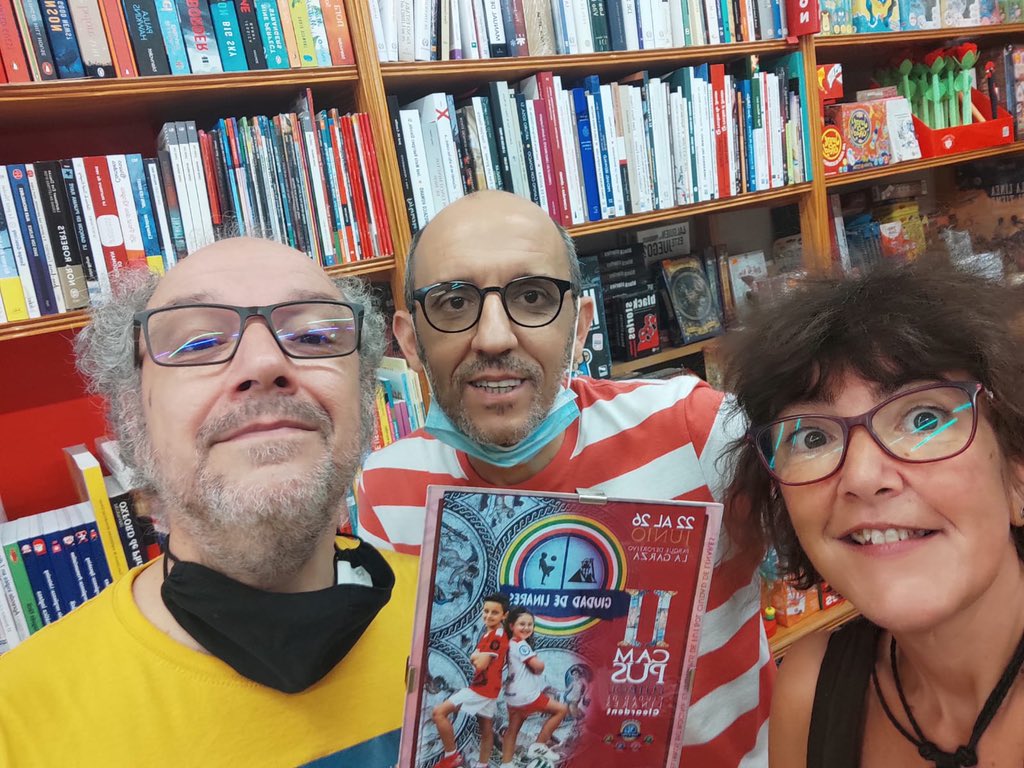 CFCiudadLinares's tweet photo. 📕 El equipo de Papelería Entre Libros ya ha recibido el recuerdo de esta 2º edición de Campus.

👏🏻 GRACIAS Papelino y Tronchajara por hacernos pasar una velada inolvidable. https://t.co/CnaPJAbKxf