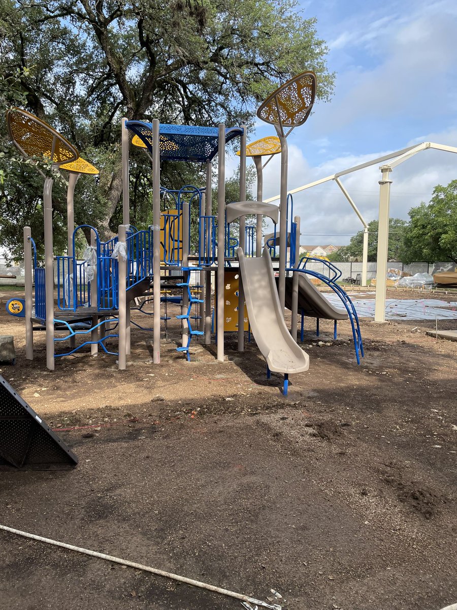 AprilNilson3's tweet photo. Exciting things have been happening at Berkman! I can’t wait for all our Bees to see all of the great things waiting for them when they return! C.D. Fulkes is also starting to take shape!! #theplaceto🐝 @RoundRockISD @nancy_ag2000 @HafedhAzaiez https://t.co/45REBbQZRm