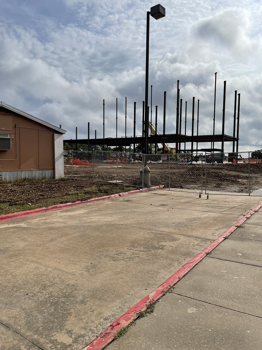 AprilNilson3's tweet photo. Exciting things have been happening at Berkman! I can’t wait for all our Bees to see all of the great things waiting for them when they return! C.D. Fulkes is also starting to take shape!! #theplaceto🐝 @RoundRockISD @nancy_ag2000 @HafedhAzaiez https://t.co/45REBbQZRm