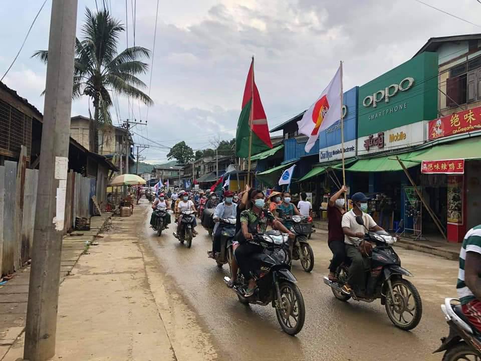 MM308890's tweet photo. Evening protest against military dictatorship by residents from Seikmu (SaingTaung) Village, Hpakant Tsp.  #WhatsHappeningInMyanmar #DepayinMassacre #July5Coup https://t.co/Y4imIcz5Ou https://t.co/aOg25SArda