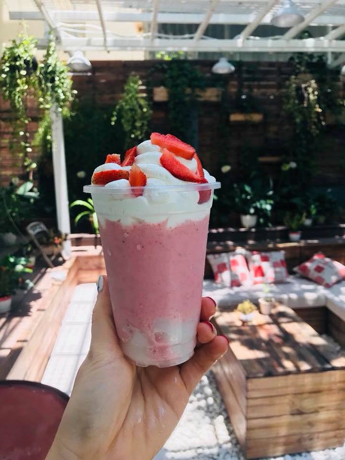 Puree ice with fresh strawberries to create a sweet, sour taste that blends well together. Below that glass is coconut jelly. On top are slices of juicy, fresh red strawberries and whipped cream. Lovely summer!😍#iceking #icedrink #strawberry
