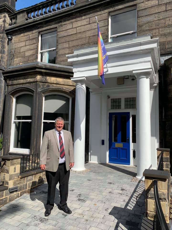 WYFreemasons's tweet photo. W Bro Steve Sheard flying the flag at Castle Grove, Leeds on behalf of Yorkshire, West Riding to recognise our NHS Heroes 👏
#Freemasons #UGLENHSDay #NHSFrontlineDay https://t.co/pSSGU9PsKk