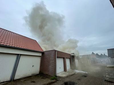 Uitslaande brand in garage Geldrop onder controle, nablussen gestart..