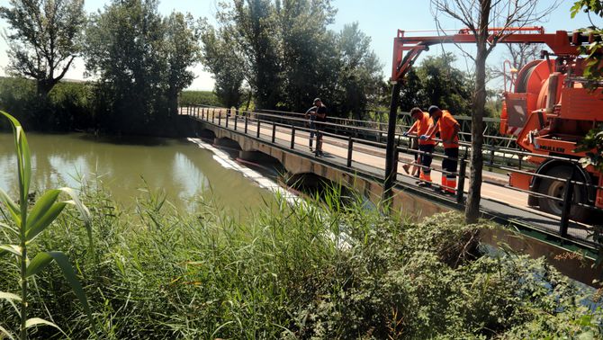 3CatInfo's tweet photo. 25 pobles del Segrià i les Garrigues, sense aigua potable per un vessament d'hidrocarbur https://t.co/5IsCW0bSUm https://t.co/mZjPlz1E3q