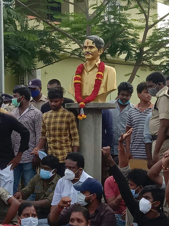 Girijesh_Naidu's tweet photo. తూర్పుగోదావరి జిల్లా జొన్నాడలో స్వర్గీయ వంగవీటి రంగా గారి విగ్రహం ఏర్పాటుకు అనుమతినిచ్చి ఇప్పుడు విగ్రహన్ని ప్రభుత్వ స్థలంలో ఏర్పాటు చేస్తున్నారు అని కూల్చివేతకు ఆదేశాలు ఇచ్చిన అధికార పార్టీ నాయకులు..
అడ్డుకున్న స్థానికులు 
జొన్నాడ గ్రామంలో పరిస్థితి ఉద్రిక్తం
#VMRanga #Jonnada https://t.co/J2ub6DLSxE