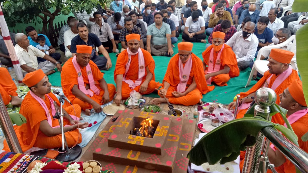 SGadiBHUJ's tweet photo. Divine #MahaPoojanDarshan of Lord Shree #Swaminarayan #HariKrushnaMaharaj and #PremMurti Acharya Swamishree Maharaj at #Shree Purushottam Pragathya Dham #Bharasar on 5th July 2021
#SwaminarayanGadiBhuj #SGadiBhuj https://t.co/dqC05avDHG